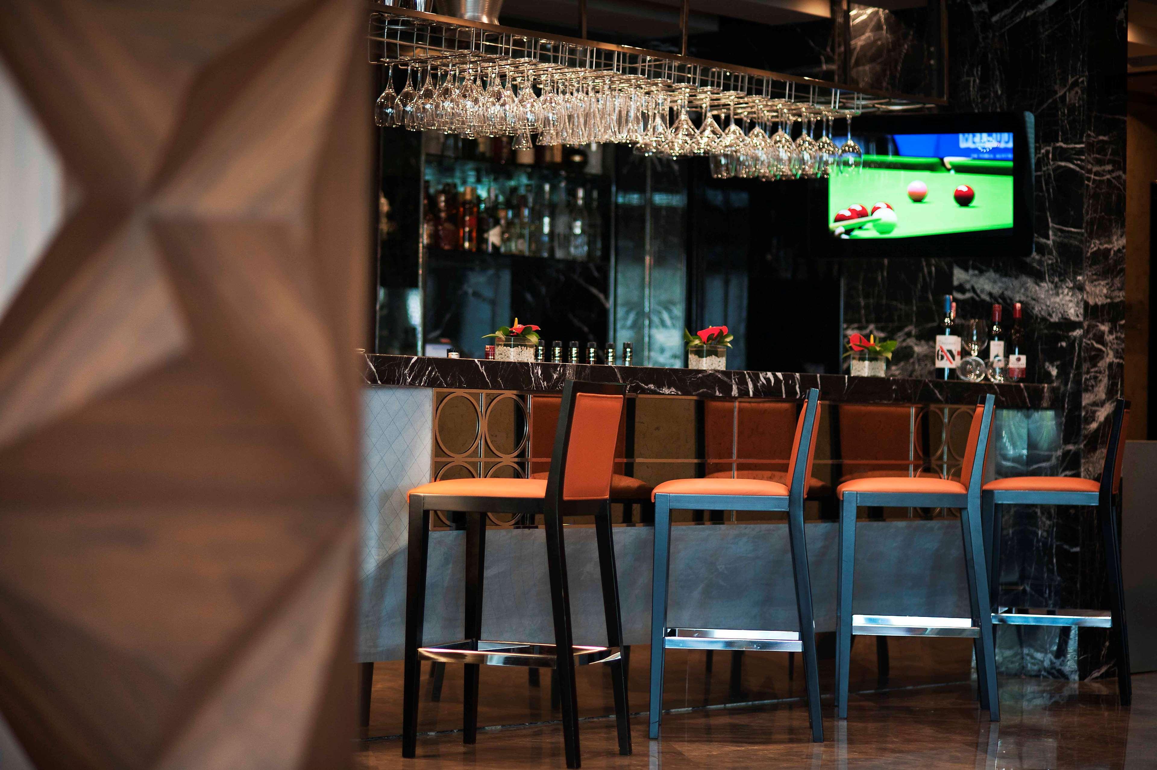Radisson Blu Hotel Istanbul Pera Istambul Exterior foto The bar at the hotel