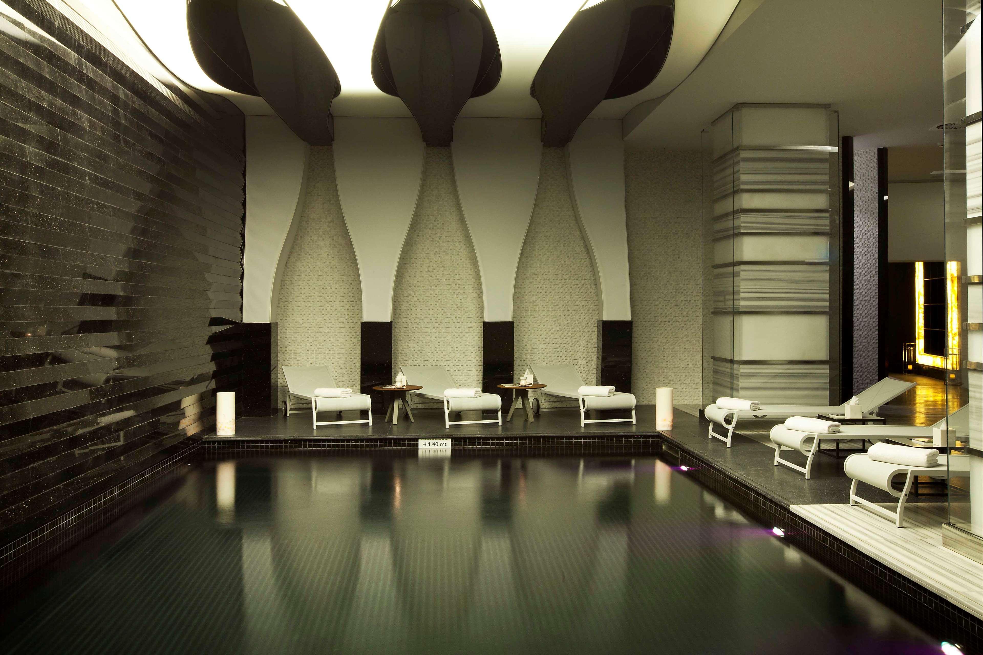 Radisson Blu Hotel Istanbul Pera Istambul Exterior foto The pool at the Mandarin Oriental, Munich