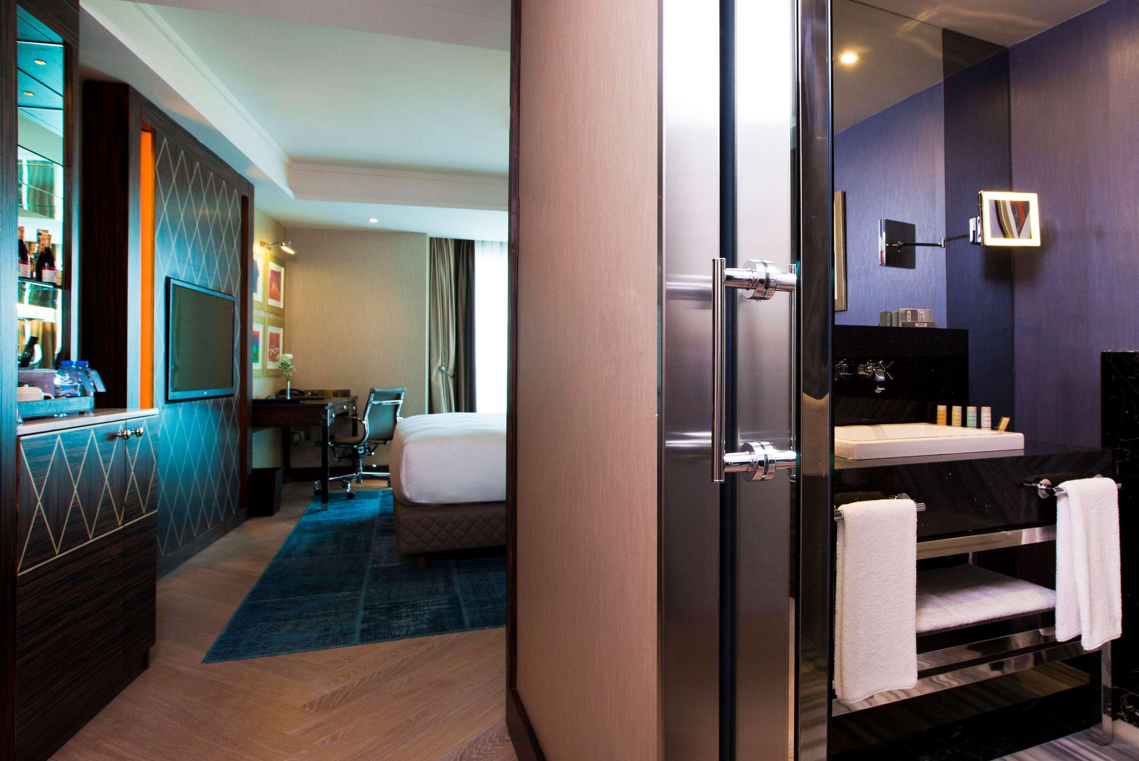 Radisson Blu Hotel Istanbul Pera Istambul Exterior foto A room at the hotel
