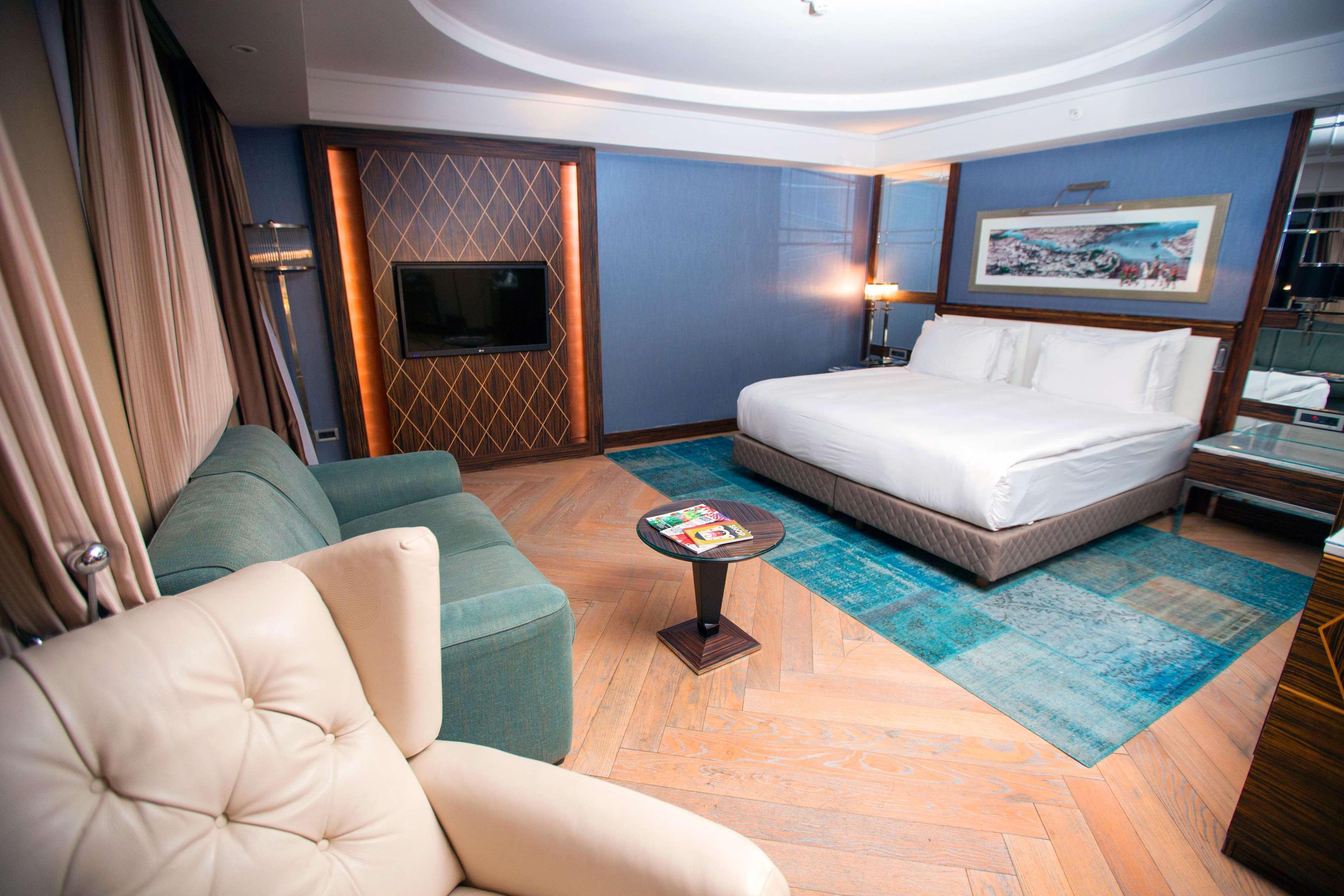 Radisson Blu Hotel Istanbul Pera Istambul Exterior foto A room at the hotel