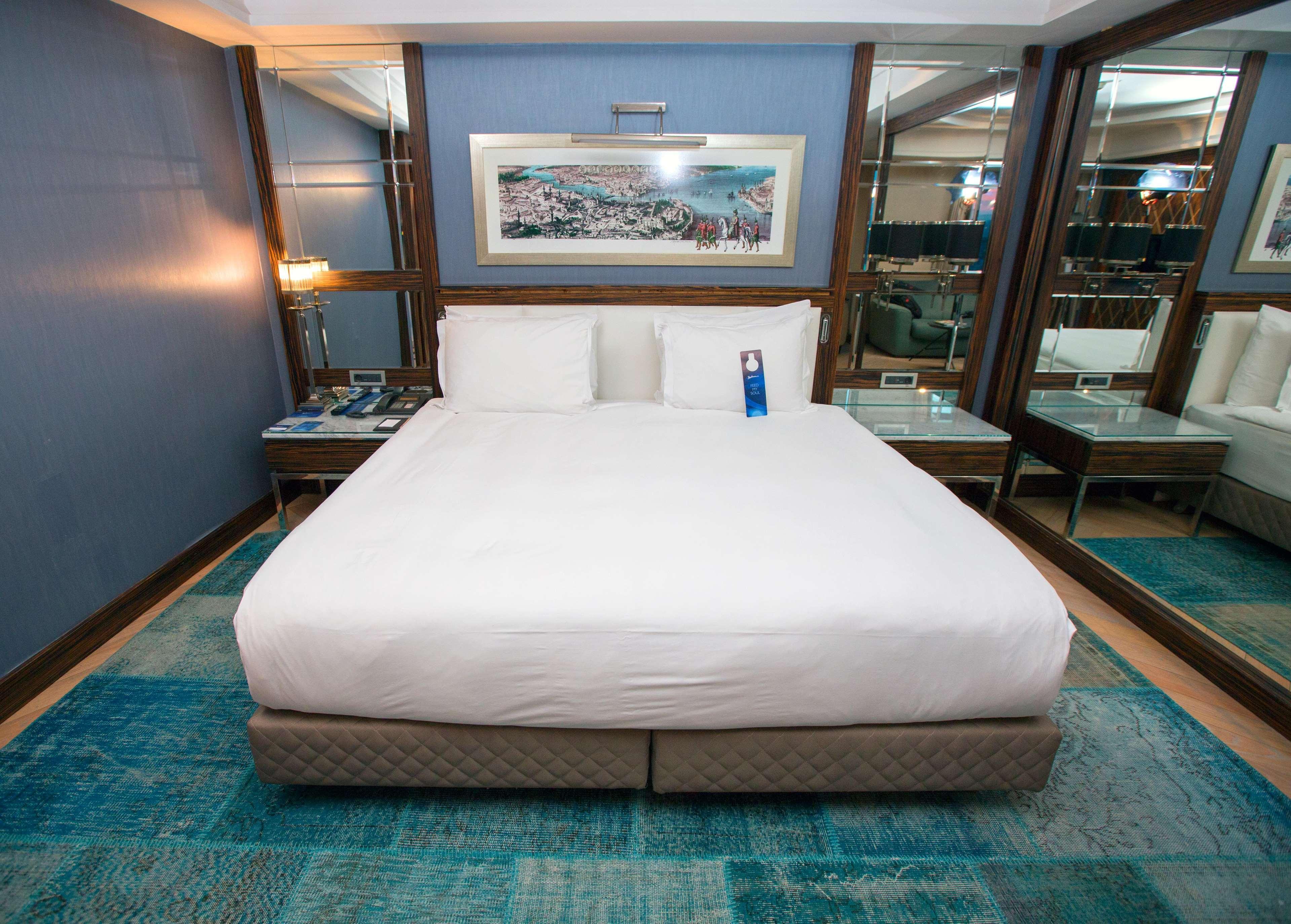 Radisson Blu Hotel Istanbul Pera Istambul Exterior foto A bedroom at the Hilton London Heathrow