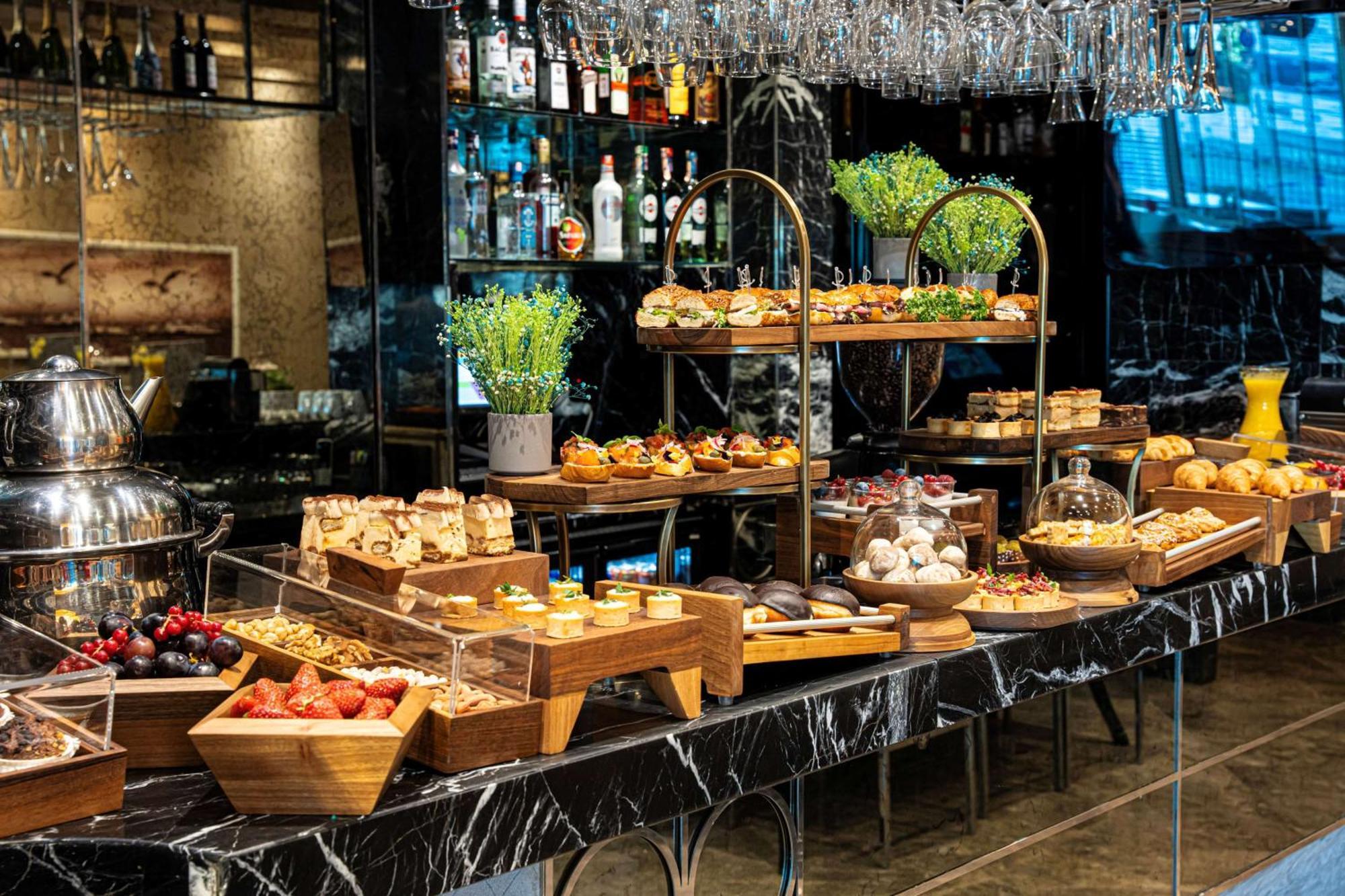 Radisson Blu Hotel Istanbul Pera Istambul Exterior foto A buffet at a restaurant
