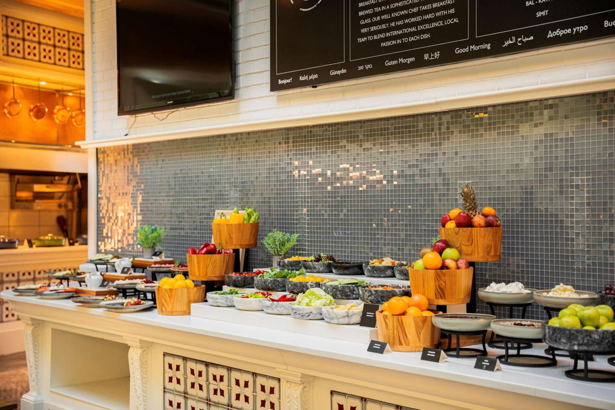 Radisson Blu Hotel Istanbul Pera Istambul Exterior foto A buffet at a hotel