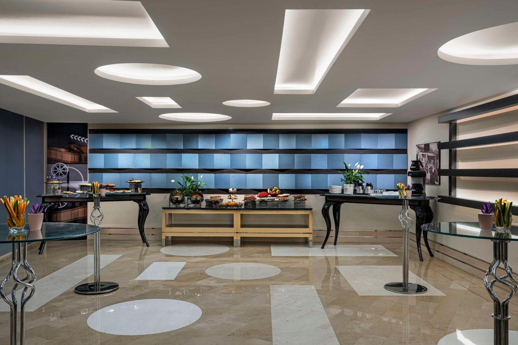 Radisson Blu Hotel Istanbul Pera Istambul Exterior foto The interior of the lounge