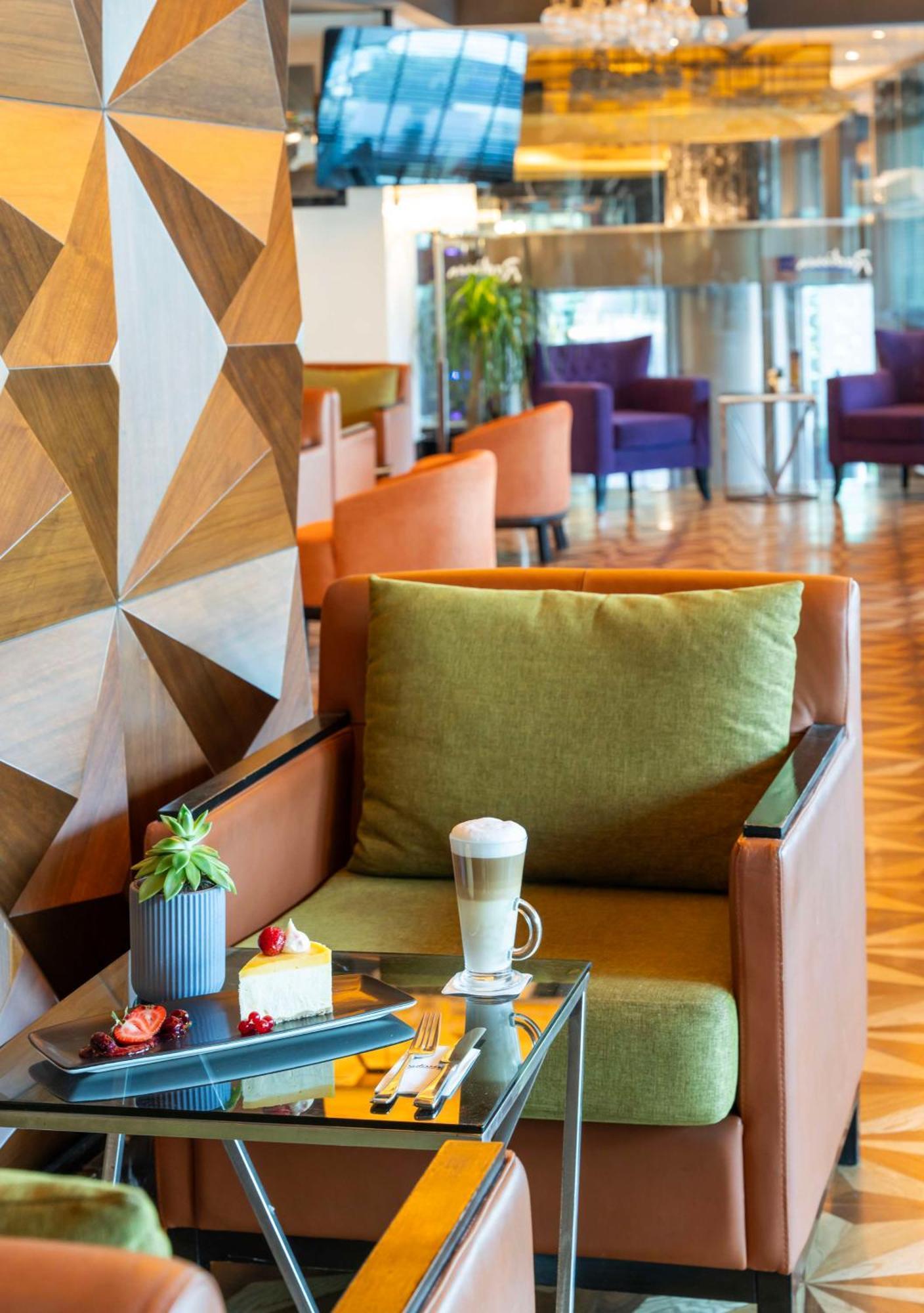 Radisson Blu Hotel Istanbul Pera Istambul Exterior foto The lounge at the airport
