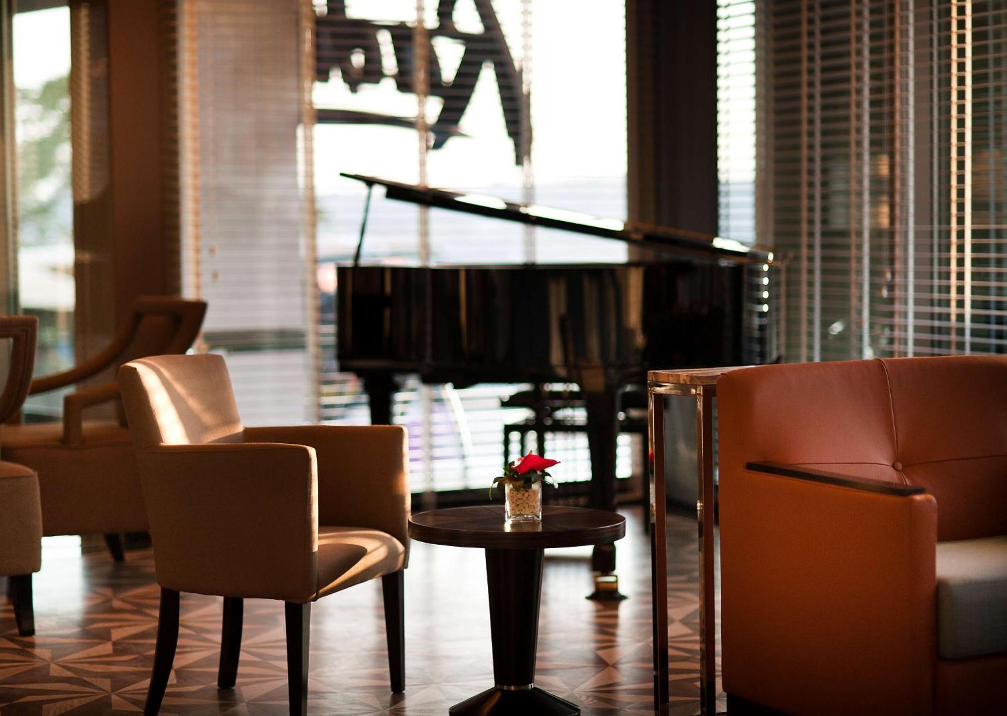 Radisson Blu Hotel Istanbul Pera Istambul Exterior foto The piano at the lobby