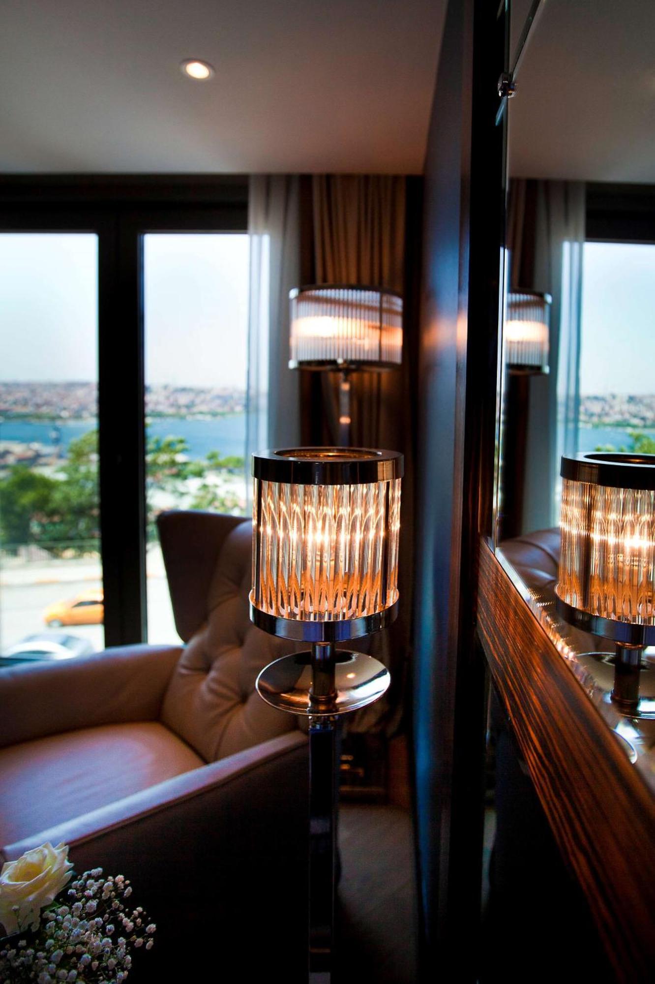 Radisson Blu Hotel Istanbul Pera Istambul Exterior foto The view from the hotel