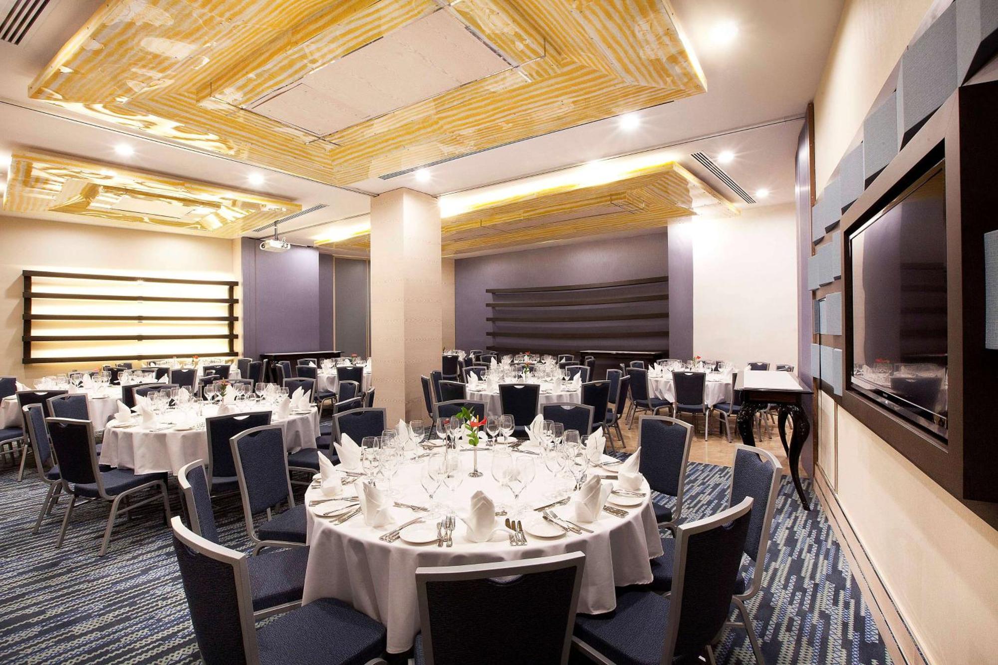 Radisson Blu Hotel Istanbul Pera Istambul Exterior foto The Royal