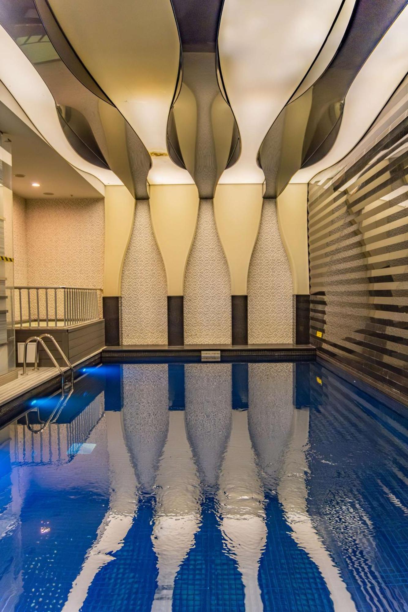 Radisson Blu Hotel Istanbul Pera Istambul Exterior foto The swimming pool at the hotel